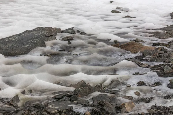 Schmutziger Schnee in den Bergen, Umweltschutz — Stockfoto