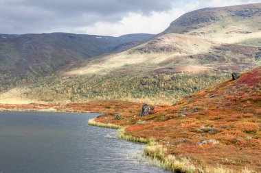 Sarek Ulusal Parkı 'nın Arktik dağlarında mavi göl.