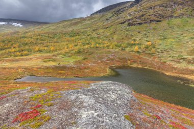 Laponya 'daki Sarek Ulusal Parkı gökyüzünden seçici bir odak noktası