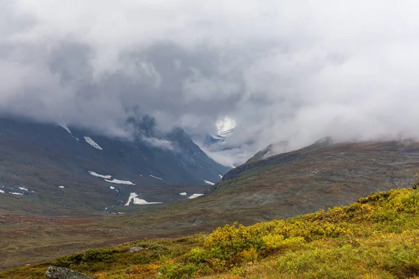 Vista de otoño del Parque Nacional Sarek, Laponia, Condado de Norrbotten, Suecia, cerca de la frontera de Finlandia, Suecia y Noruega. enfoque selectivo — Foto de Stock