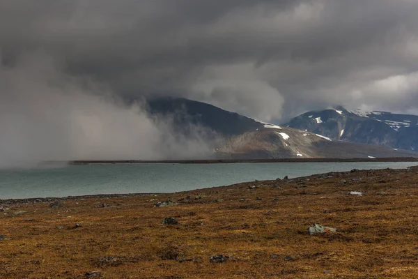 Kék tó a Sarek Nemzeti Park sarkvidéki hegyeiben. — Stock Fotó