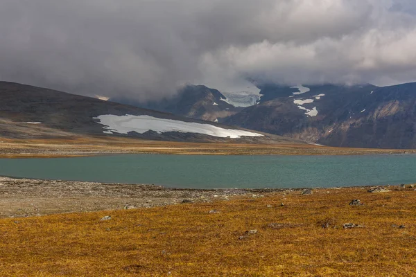 Parque Nacional Sarek en Laponia vista desde la montaña, otoño, Suecia, enfoque selectivo — Foto de Stock