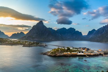 Norveç 'te Lofoten, Norveç' te inanılmaz bir günbatımı var..