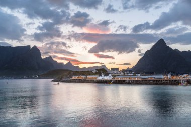 Norveç 'te Lofoten, Norveç' te inanılmaz bir günbatımı var..