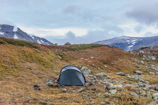 İsveç 'in kuzeyinde Sarek Ulusal Parkı' nda kamp, Sonbaharda Laponya