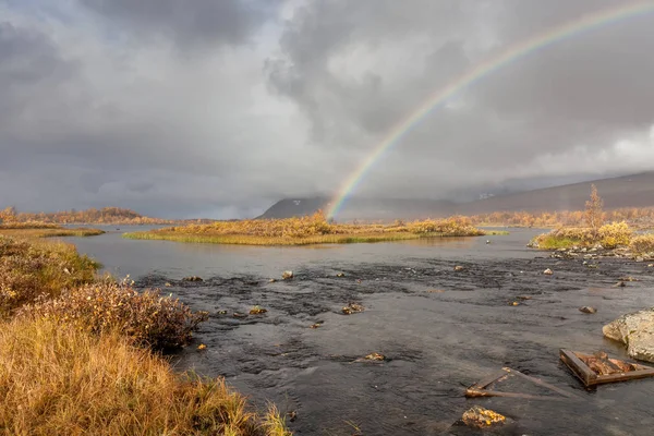 Duha přes řeku v arktických horách národního parku Sarek. — Stock fotografie