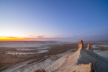 Ustyurt Platosu 'nda gün doğumu. Boszhir bölgesi. Kuru bir okyanusun dibinde Tetis. Kazakistan. seçici odak