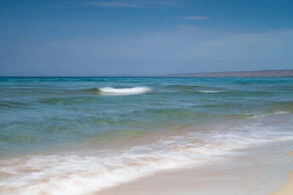 Zicht Blauwe Zee Golven Zandstrand Horizon Lijn Kaspische Zee Zandsteenkust — Stockfoto