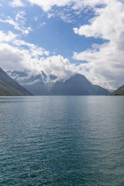 Güzel Norveç manzarası. Fiyortların manzarası. Norveç bulutlu havada temiz suda fiyort yansıması için idealdir. seçici odak