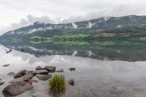 Fiordo Místico Con Nubes Oscuras Noruega Con Montañas Niebla Colgando — Foto de Stock