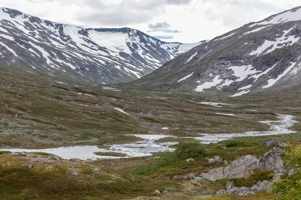 Норвезька Гора Озеро Льодовик Чудовий Вид Вкриті Снігом Гори Чистим — стокове фото