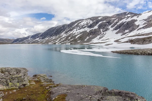 Reflectie Van Besneeuwde Bergen Het Turquoise Water Van Noorse Fjorden — Stockfoto