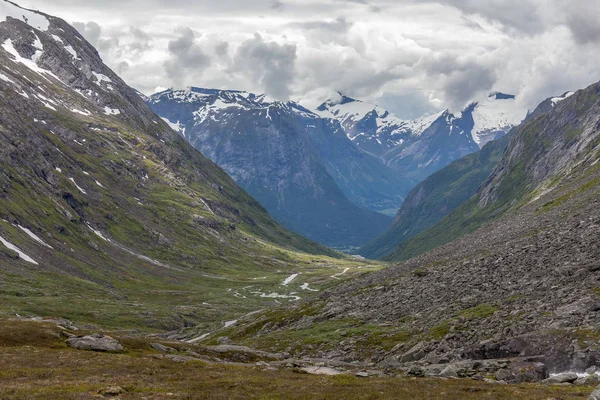 Noorwegen Mooi Uitzicht Berg Groene Kloof Door Wolken Noorwegen Berglandschap — Stockfoto