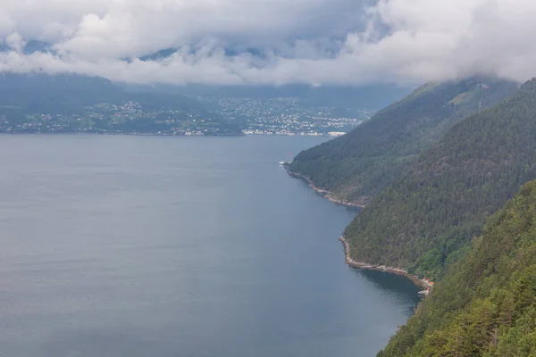 Norvég Fjord Felhőkkel Körülvett Hegyek Ideális Fjord Tükröződés Tiszta Vízben — Stock Fotó