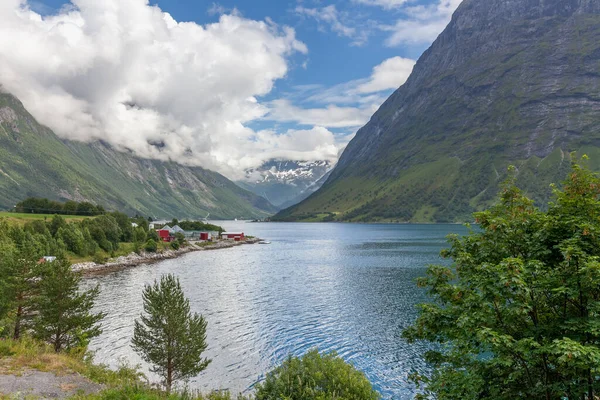 挪威峡湾和被云彩环绕的山脉 理想的峡湾反射在清澈的水中 有选择的焦点 — 图库照片
