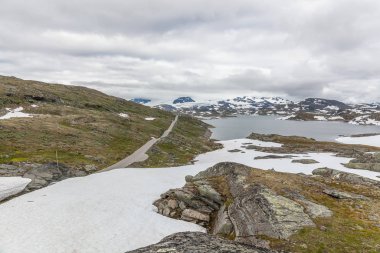 Norveç dağlarının bulutlarıyla çevrili gizemli bir vadiye giden yol..