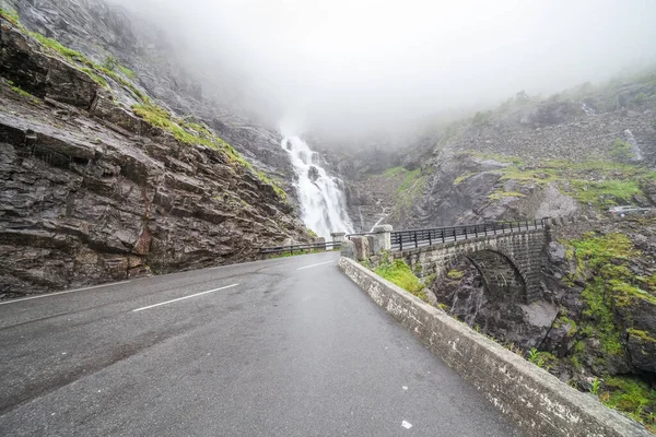 Водоспад Тролльштиген Міст Норвегія Увага — стокове фото