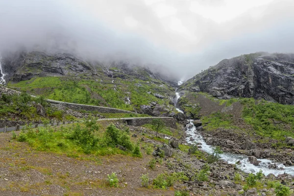 Дорога Ведущая Таинственную Долину Окруженную Облаками Норвежских Гор — стоковое фото