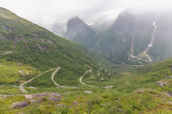 Дорога Серпантину Горах Норвегии Пасмурная Погода Мокрый Асфальт Выборочный Фокус — стоковое фото