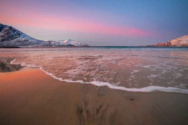 Úžasný Východ Slunce Úžasnou Fialovou Barvou Nad Písečnou Pláží Tromso — Stock fotografie