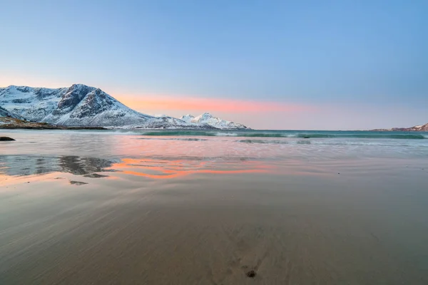 日出时 沙滩和峡湾上空呈现令人惊奇的洋红色 挪威特罗姆瑟 长快门速度 — 图库照片