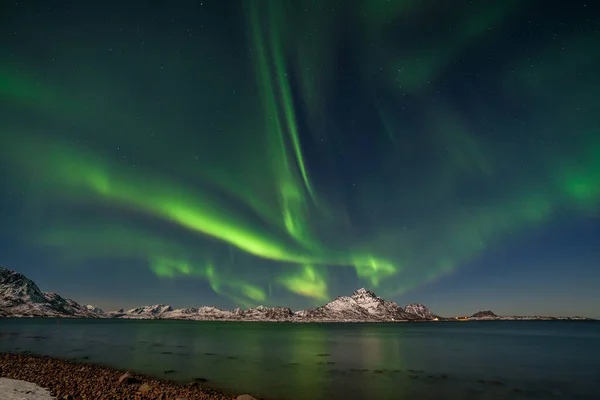 Zelená Aurora Borealis Okraji Moře Záblesky Měst Zasněžené Krajině Ostré — Stock fotografie