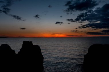 Gün batımı. Sahil kireçtaşı oluşumları, Raukar, Byrum 'da İsveç Adası Oland' da, Baltık Denizi 'ndeki güneş ve rüzgar adası.