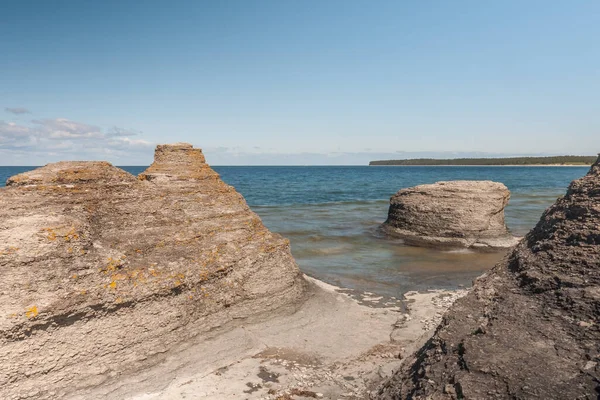 沿岸部の石灰岩層 Raukar スウェーデンの島オランド島のビラムで バルト海の太陽と風の島 — ストック写真