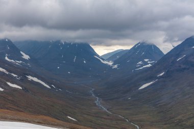 Vadi manzarası. Kuzey İsveç, Sonbaharda fırtınalı havada Sarek Ulusal Parkı. seçici odak