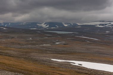 Sonbaharda İsveç 'in kuzeyinde Sarek Ulusal Parkı, seçici odaklı