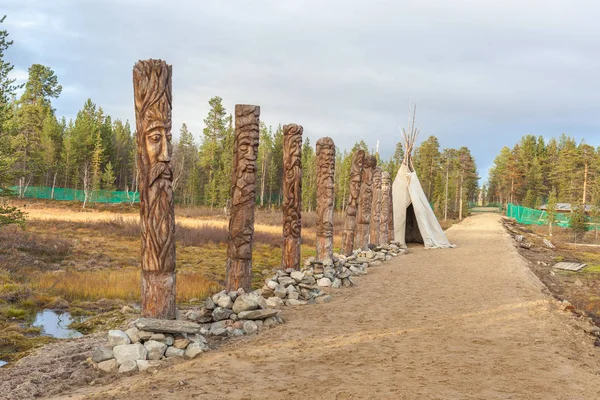 Callejón Los Dioses Sami Pueblo Saami Península Kola Rusia Parking —  Fotos de Stock
