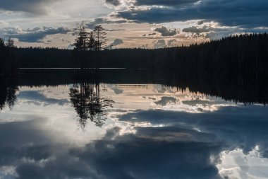 Sudaki yansımayla gölün üzerinde gün doğumu, uzun kepenk hızı