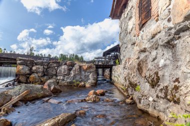 Çok iyi korunmuş bir 19. yüzyıl bakır fabrikası Orta Çağ 'a dayanıyor. İsveç, Riddarhyttan.