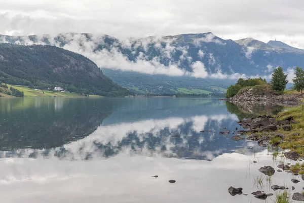 Fiordo Místico Con Nubes Oscuras Noruega Con Montañas Niebla Colgando — Foto de Stock