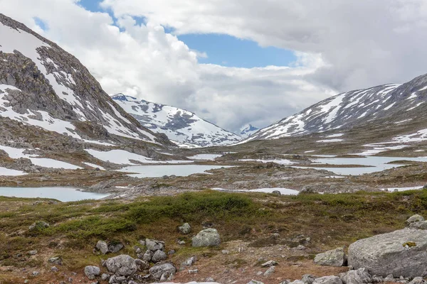 Noors Zomerlandschap Prachtig Uitzicht Besneeuwde Bergen Met Schone Koude Lucht — Stockfoto