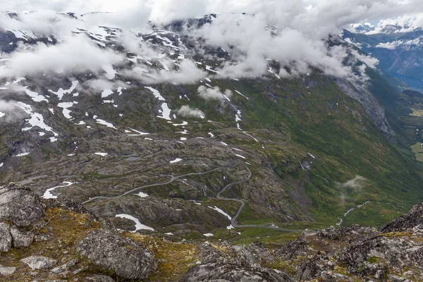 Strada Serpentina Montagna Circondata Nuvole Che Conducono Monte Dalsnibba Norvegia — Foto Stock