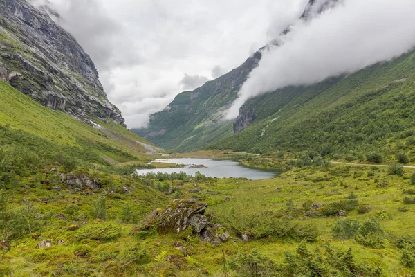 Νορβηγικό Καλοκαιρινό Τοπίο Υπέροχη Θέα Στα Βουνά Καθαρή Κρύα Λίμνη — Φωτογραφία Αρχείου