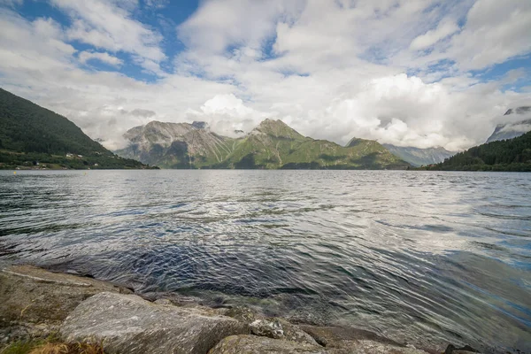 Fiordo Noruego Montañas Rodeadas Nubes Reflejo Ideal Del Fiordo Aguas — Foto de Stock