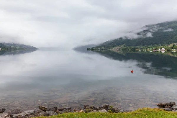 Norveç Fiyordu Dağları Bulutlarla Çevrili Temiz Suda Ideal Fiyort Yansıması — Stok fotoğraf