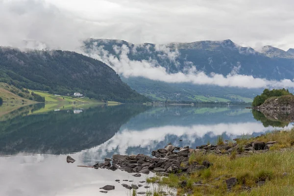 구름낀 하늘에 선택적으로 집중하고 청록색 노르웨이의 피오르드의 아름다운 — 스톡 사진