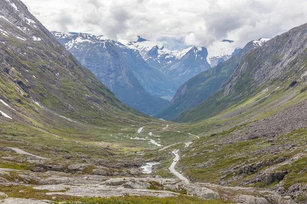 Νορβηγία Όμορφη Θέα Του Βουνού Συννεφιασμένο Ουρανό Και Την Πράσινη — Φωτογραφία Αρχείου