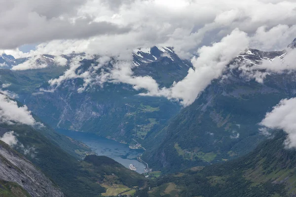 Geiranger Fjord Norge Med Kryssningsfartyg Och Örnväg Molnigt Väder Från — Stockfoto