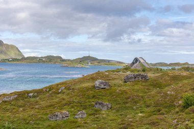 Fredvang Köprüleri, Fredvangbruene, Norveç, Lofoten 'de Ramberg' in yanındaki iki kantilever köprüdür..