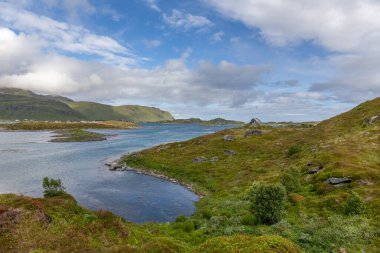 Norveç 'te fiyort manzarası çok etkileyici. Norveç 'te renkli bir sabah sahnesi. Doğa konseptinin güzelliği.