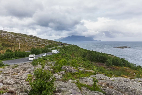 ノルウェーの夏の風景フィヨルド ノルウェー 選択的焦点ノルウェーのカラフルな朝のシーン — ストック写真