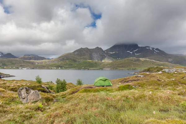 キャンプ場の緑のテントと山の風景 ロフトテン ノルウェーの景色 — ストック写真