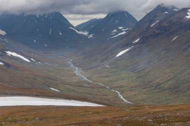 Vadi manzarası. Kuzey İsveç, Sonbaharda fırtınalı havada Sarek Ulusal Parkı. seçici odak