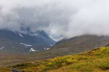 Vadi manzarası. Kuzey İsveç, Sonbaharda fırtınalı havada Sarek Ulusal Parkı. seçici odak