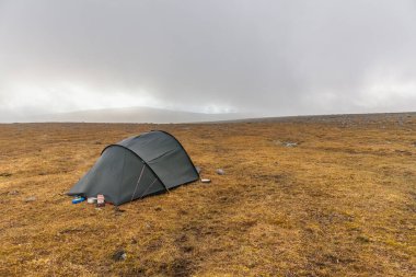 Dağ manzaralı bir kamp, Laponya, İsveç.