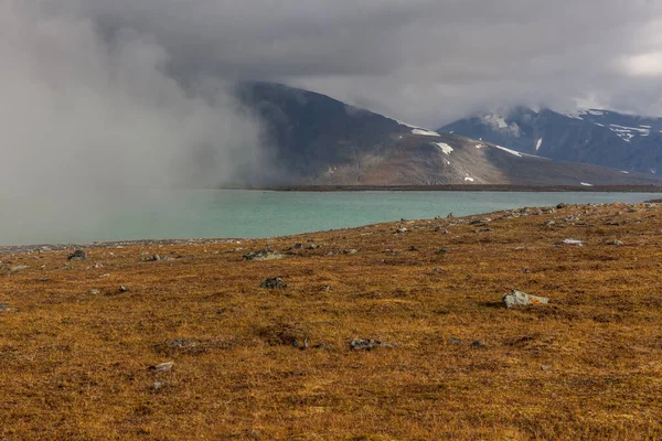 Imponujący Widok Góry Parku Narodowego Sarek Szwedzkiej Laponii Ukierunkowanie Selektywne — Zdjęcie stockowe